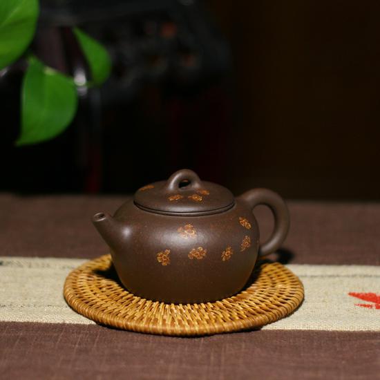 艺术家张建平作品 风华壶 泥料:老紫泥绞花装饰年代:2008 容量:300ml