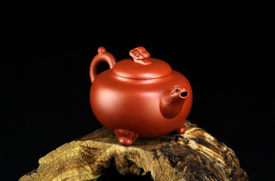 艺术家沈琳作品 云兽壶 泥料:红泥 年代:1990 容量:200CC