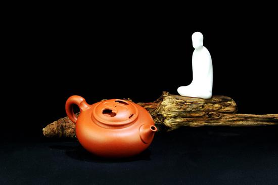 艺术家沈琳作品 牛盖如意壶 泥料:红泥 年代:1990 容量:280CC