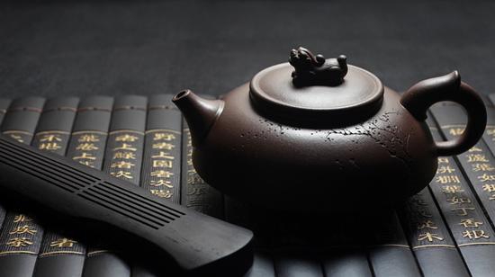 艺术家沈琳作品 瑞兽壶 泥料:紫泥 年代:1990 容量:280CC