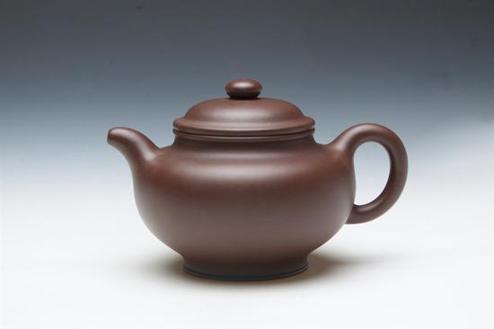 艺术家吴建平作品 掇只壶 泥料:紫泥 年代:2018 容量:550CC