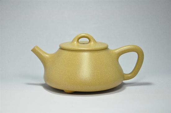 艺术家许亚均作品 平盖石瓢壶 泥料:本山绿 年代:2009 容量:220 CC