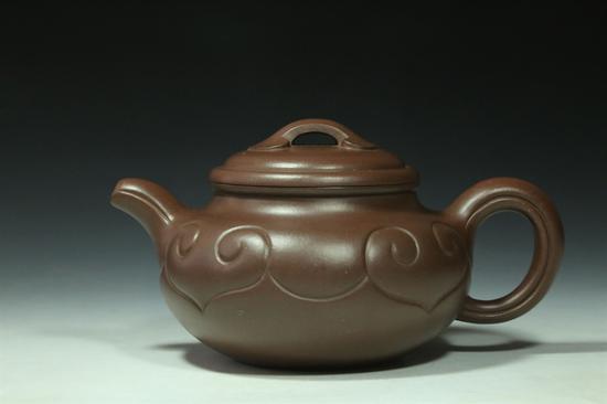 艺术家许亚均作品 仿古如意壶 泥料:紫泥 年代:2012 容量:420 CC