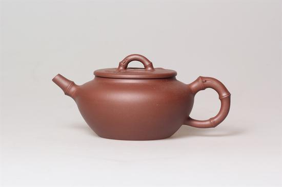 艺术家周曙峰作品 竹段壶 泥料:紫泥 年代:2010 容量:380 CC