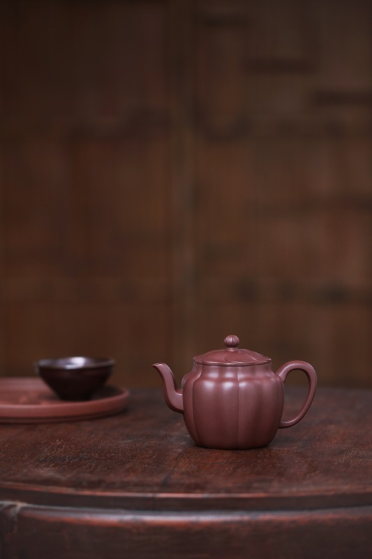 艺术家周曙峰作品 菱花壶 泥料:紫茄泥 年代:2012 容量:250 CC