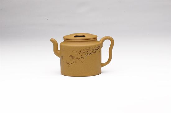 艺术家王小羚作品 牛盖壶 泥料:段泥 年代:2016 容量:320 CC