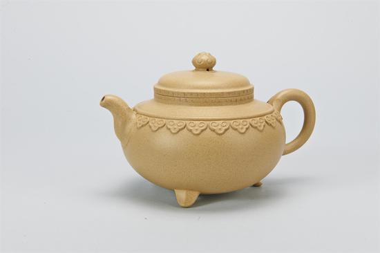 艺术家王小羚作品 云肩如意壶 泥料:段泥 年代:2013 容量:480 CC