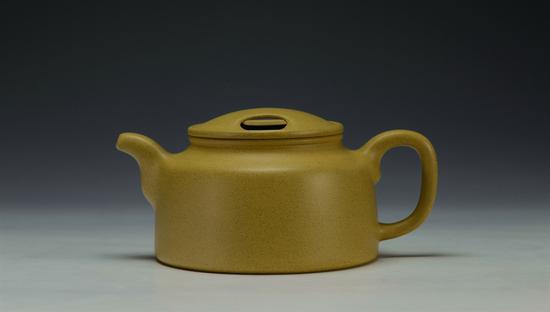 艺术家王小羚作品 牛盖莲子壶 泥料:段泥 年代:2014 容量:420 CC