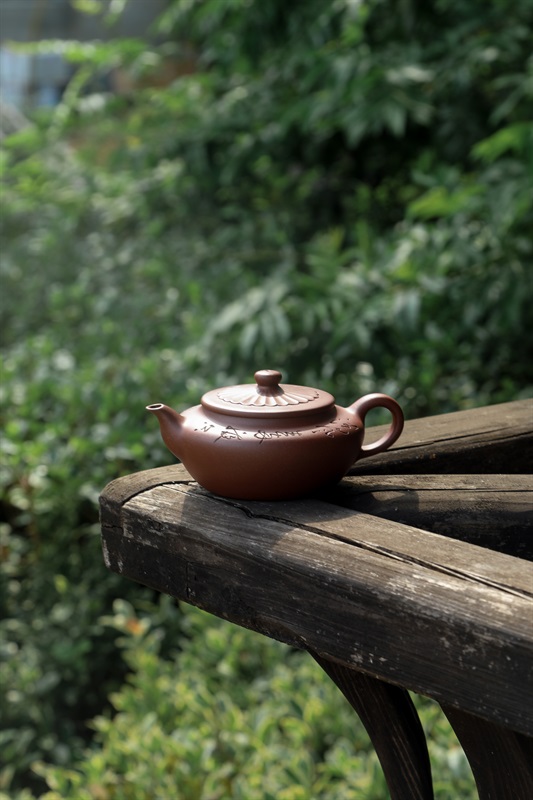艺术家陈瑜作品 菊蕾壶 泥料: 黄龙山原矿紫泥 年代:2018 容量:300CC