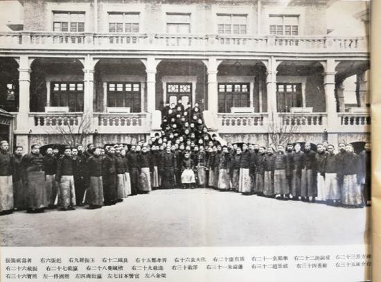 天津张园时代的溥仪及其祝寿者(图片来自香港文通书店版《我的前半生》)