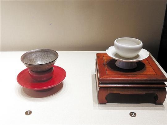 北宋定窑白釉盏托(右),宋建窑龟裂纹海鼠毛釉盏(藏家另配现代朱漆盏托)(左)