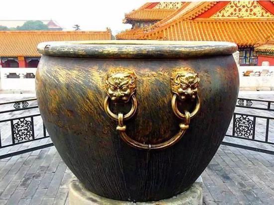 刀痕累累的故宫水缸