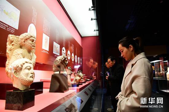 3月5日,观众在陕西历史博物馆观看“平山郁夫的丝路艺术世界”展览。
