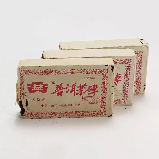 图录号 6044
2001年大益“宫廷砖”一组三片(熟茶)
重量:一片250g,共约750g