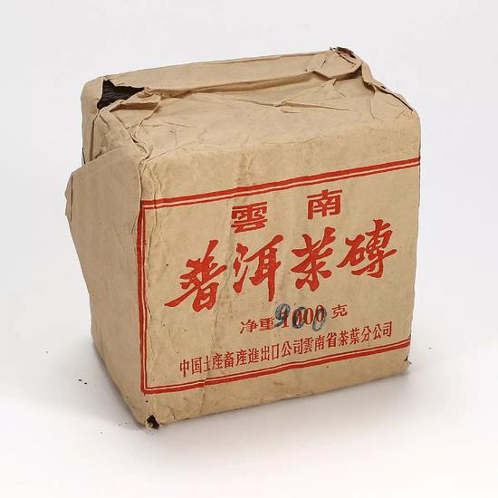 图录号 6003
八十年代中茶枣香普洱茶砖
一组三片(生茶)
重量:一片约300g,共约900g