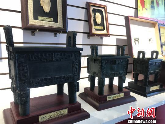如今各种后母戊鼎文创产品已成安阳礼物走向市场。 韩章云 摄