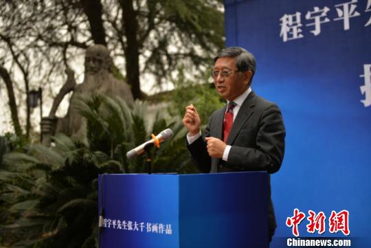 程宇平先生在捐赠仪式上,讲述张大千书画来源。 王斌 摄