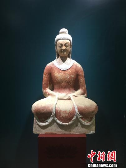 图为现场展出的雕塑 陈静 摄