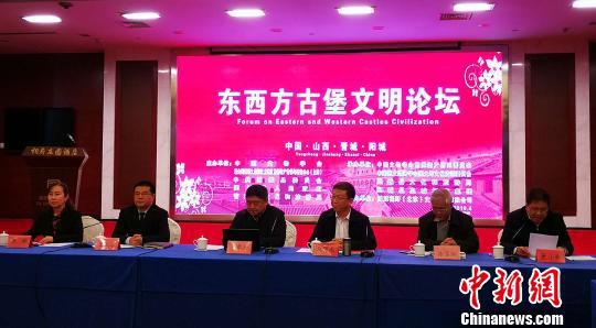 单霁翔以中国文物学会会长的身份,现身中国文物大省山西,出席“东西方古堡文明论坛”开幕式。 杨杰英 摄