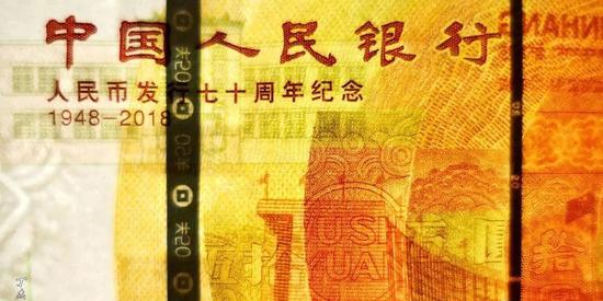 这张疑似深潜钞的防伪纸上,我们放大来看,也是“50”!