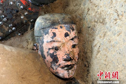 图为秦俑上的彩绘。(资料图) 张远 摄