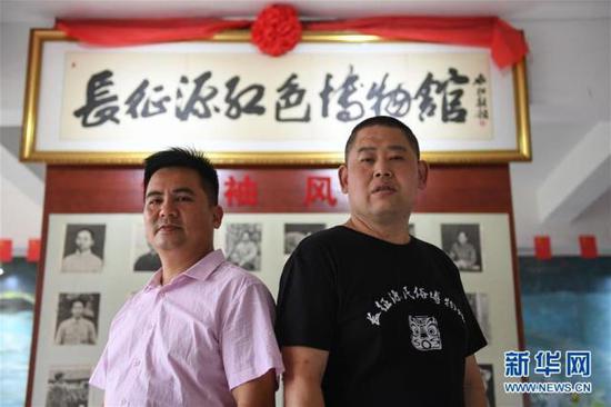 6月12日,罗小龙(右)和谢金荣在长征源红色博物馆前合影。