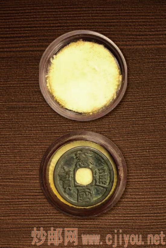 (图4-1:张叔驯藏泉小塑盒,盒内为窗国通宝)