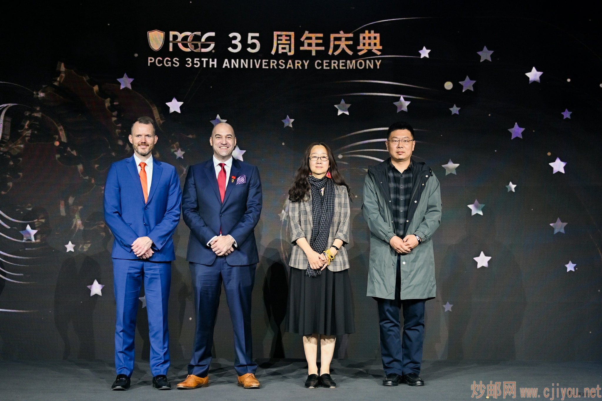 从左往右:美国驻上海总领事馆商务处商务领事Jeffrey D.Dutton杜杰夫先生、PCGS国际业务副总裁Michael Oviedo欧睿哲先生、上海造币有限公司企业级专家常欢女士、上海造币有限公司高级工艺美术师廖博先生